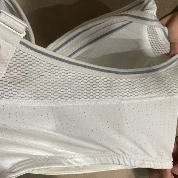 💙4️⃣0️⃣0️⃣💙Adidas sports bra. Pre loved 🥰 size 85C (38C) condition 10/10 - Picture 6 of 8